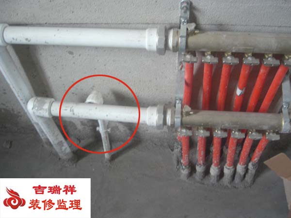 地热分水器与厨房上水管位置相冲突，给业主装修带来不必要的麻烦，需开发商进行整改.jpg
