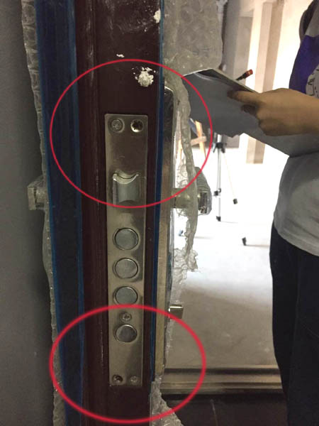 防盗门锁具缺固定螺丝钉，时间长了会出现松动，安全性能将降低.jpg