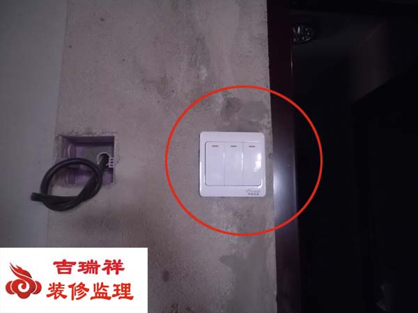 面板开关与入户门口过近，门口安装直接受到影响。标准要求是距门150-200mm..jpg