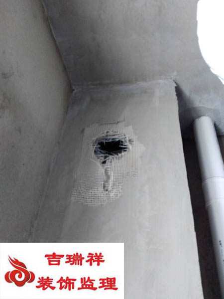 排风口破损，缺护口，没有副烟道，如果这样就交房了，购房者怎能收房呢.jpg