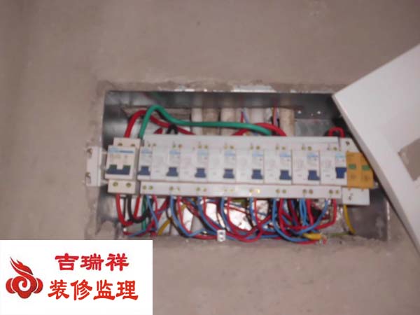 配电箱中的电线颜色不统一，要求是配线时，同一住宅相线与零线必须统一，明显的施工错误..jpg