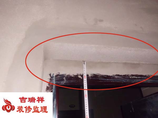 入户门口开口过大，没有进行处理，将问题留给业主来处理是不应该的.这种情况必须由开发商来处理.jpg