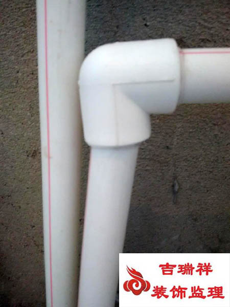 水管连接不到位，倾斜严重，重新施工，以确保日后不会发生跑水的现象.jpg