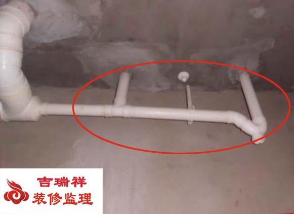 卫生间下水管坡度明显不顺坡，固定件已脱位，如日后在使用中易造成堵塞的现象.必须要求开发商进行处理.jpg
