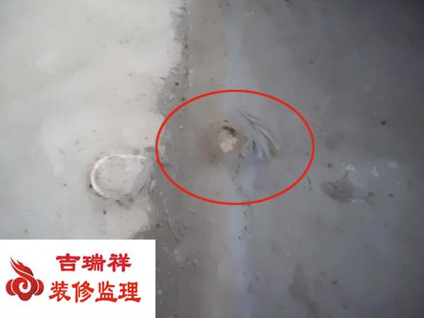 一楼下水检修口与卫生间门口位置相冲突，这种房子交到业主手上装修时会造成麻烦的..jpg