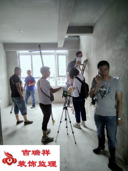 验房师们对室内每项工程都进行仔细的检查.jpg